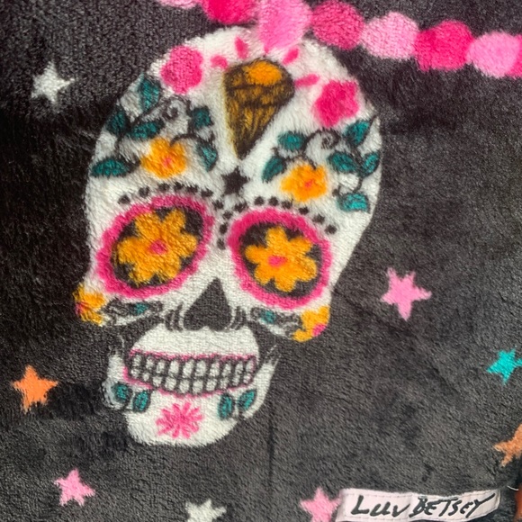 SUGAR SKULL PLUSH THROW BETSEY JOHNSON - Picture 5 of 6